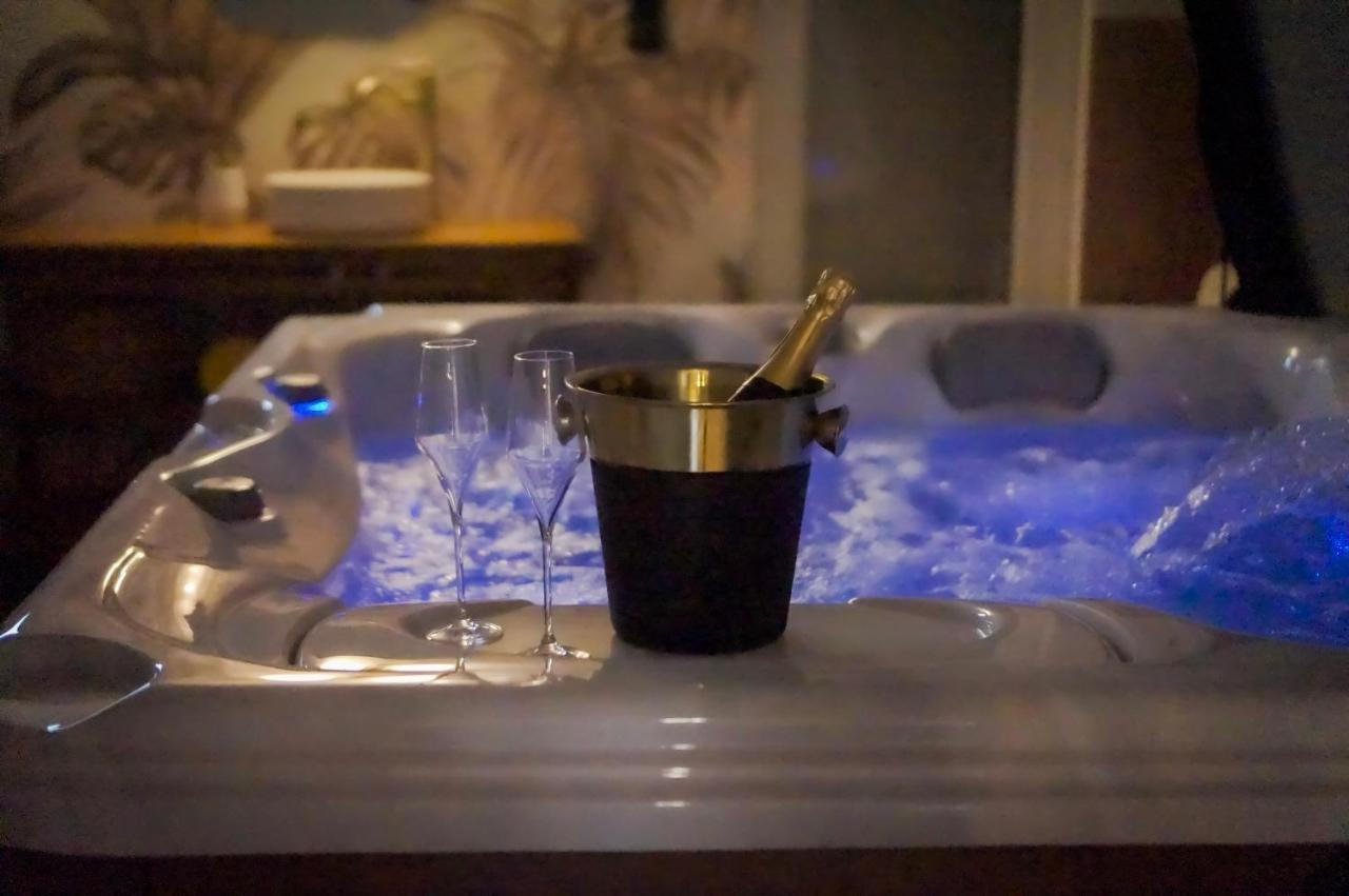 Maison Eliste - Love Gite Chic Avec Jacuzzi Interieur 拉加西利 外观 照片